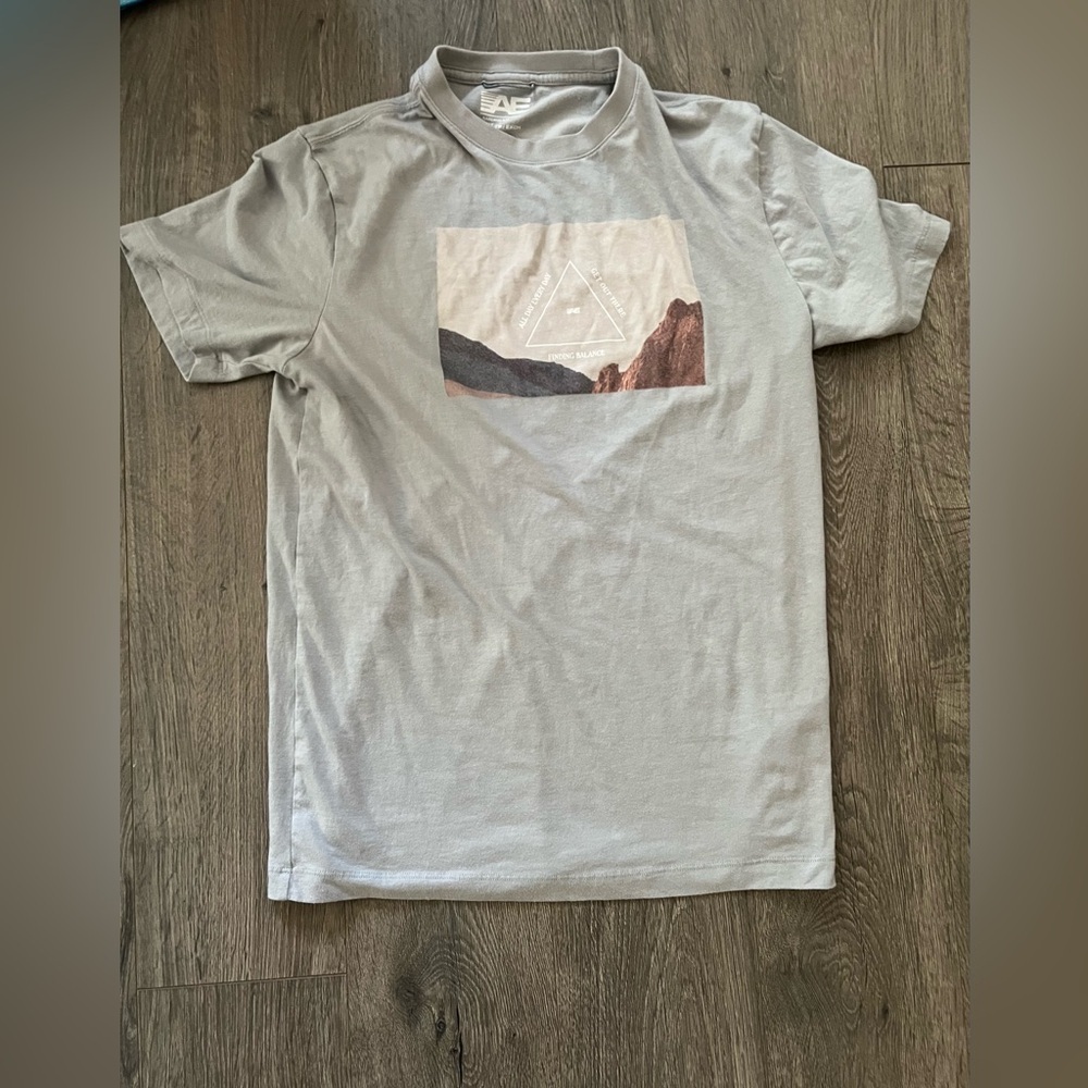 American Eagle Graphic Tee XS Gray “Finding Balance” Mountain Print​​